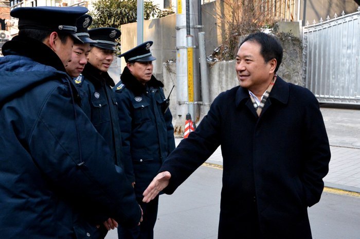 校领导春节期间慰问学校在岗职工