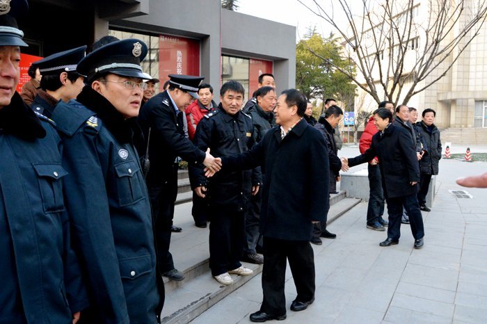 校领导春节期间慰问学校在岗职工