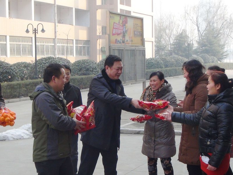 赵正风副院长看望春节期间值班人员