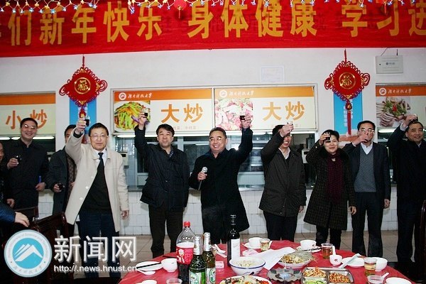 ���ϿƼ���ѧ����2013�꺮����Уѧ���´��Űݻ�