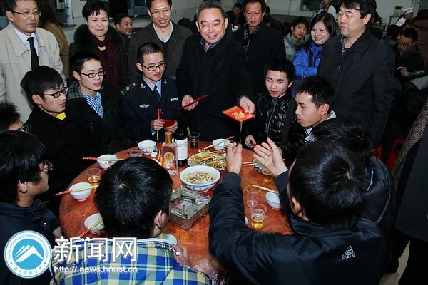 ���ϿƼ���ѧ����2013�꺮����Уѧ���´��Űݻ�