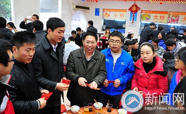 ���ϿƼ���ѧ����2013�꺮����Уѧ���´��Űݻ�