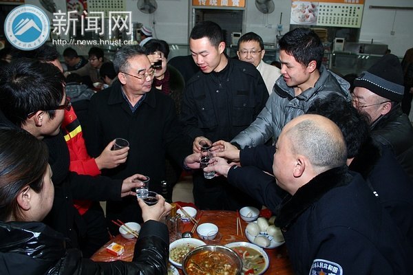 ���ϿƼ���ѧ����2013�꺮����Уѧ���´��Űݻ�