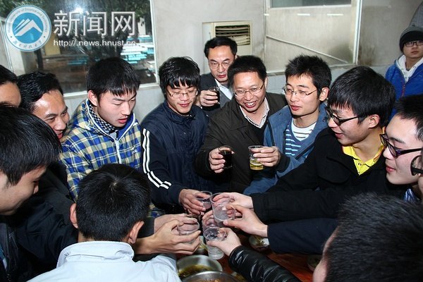 ���ϿƼ���ѧ����2013�꺮����Уѧ���´��Űݻ�