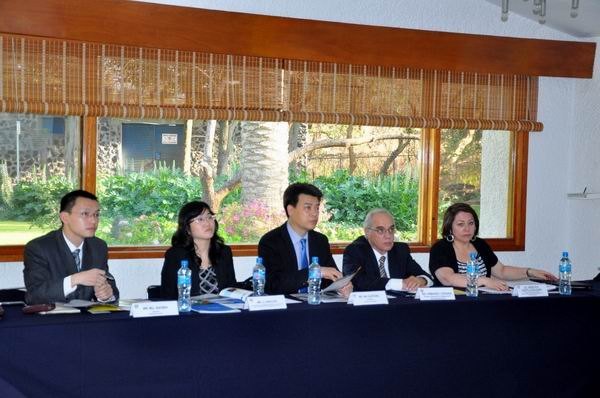 马国防书记一行参访墨西哥国立大学