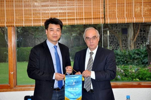 马国防书记一行参访墨西哥国立大学