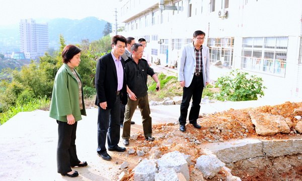 ���������ʵ�ز쿴У԰������Ŀ