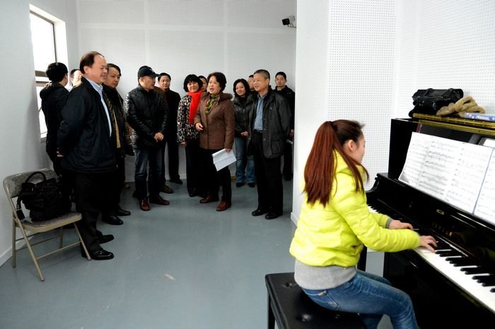 �Ͼ�����ѧԺ��չ�ڳ���ѧ���