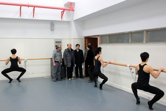 �Ͼ�����ѧԺ��չ�ڳ���ѧ���