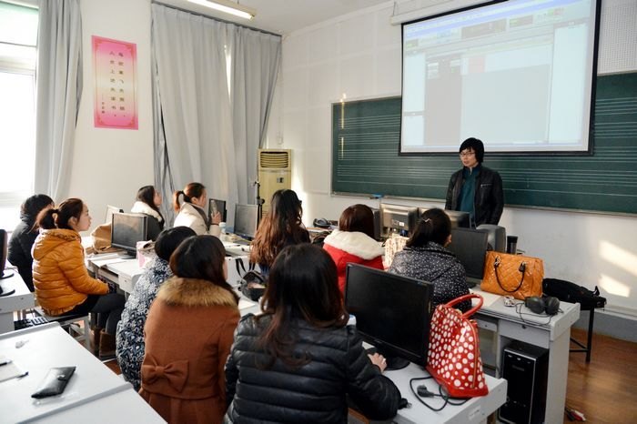 �Ͼ�����ѧԺ��չ�ڳ���ѧ���