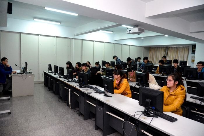 �Ͼ�����ѧԺ��չ�ڳ���ѧ���