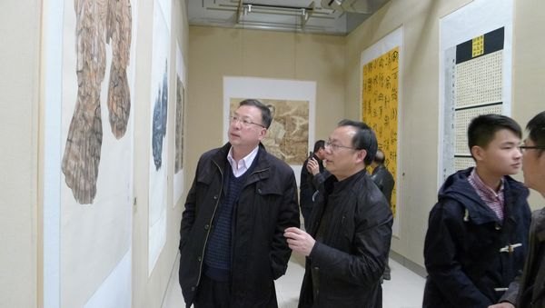 ����У����ϯ���������黭����չ��Ļʽ