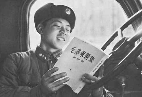 本网评论:为人民服务的雷锋是我们永恒的榜样