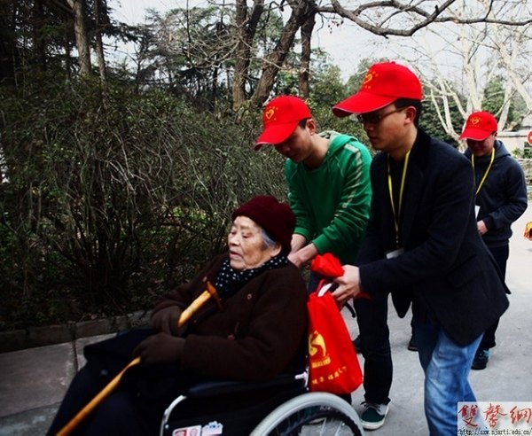 学雷锋 在行动——校级学生组织积极开展学雷锋活动