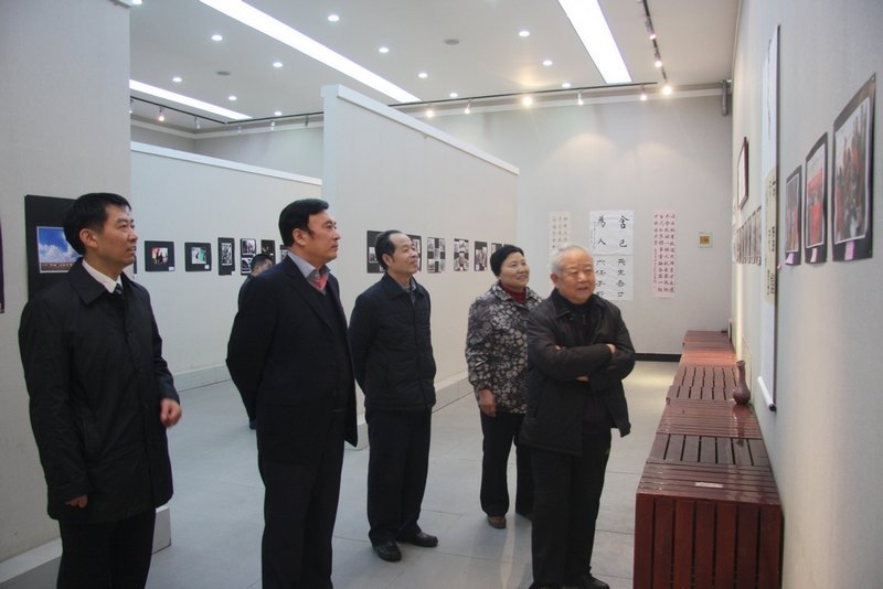 许昌学院隆重举行纪念毛泽东同志“向雷锋同志学习”题词五十周年暨表彰大会