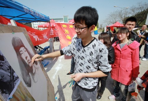 黄山学院举办“学雷锋志愿服务一条街”活动