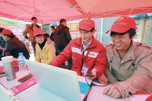 黄山学院举办“学雷锋志愿服务一条街”活动