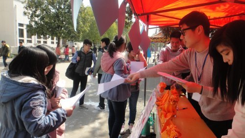 黄山学院举办“学雷锋志愿服务一条街”活动