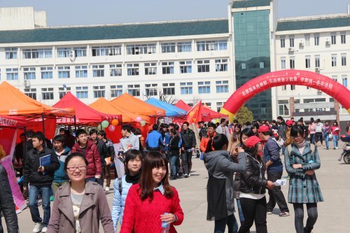 黄山学院举办“学雷锋志愿服务一条街”活动