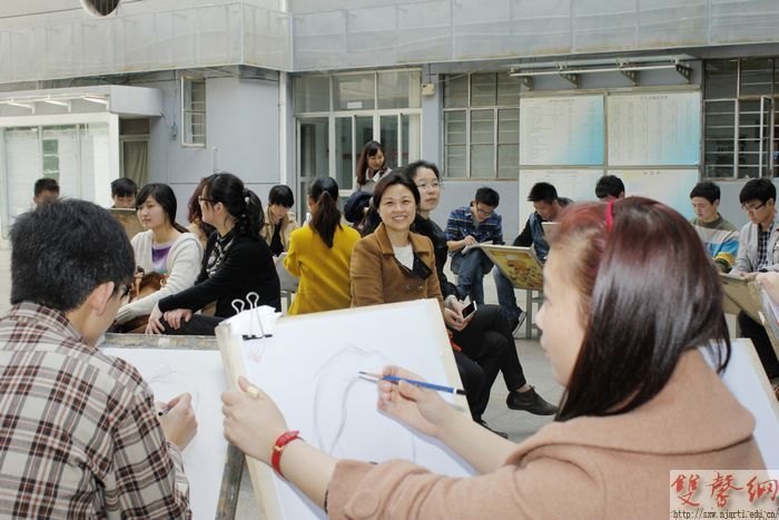 传媒学院学生“三八节”为女教师画肖像