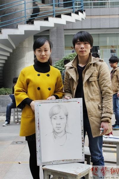 传媒学院学生“三八节”为女教师画肖像