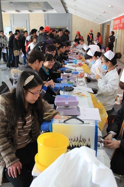 �人���̴�ѧʦ����ͬ���롰�׷��¡�������Ѫ�