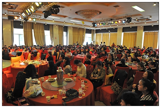 ����ѧԺ����ٰ���ף���˹��ʸ�Ů�������