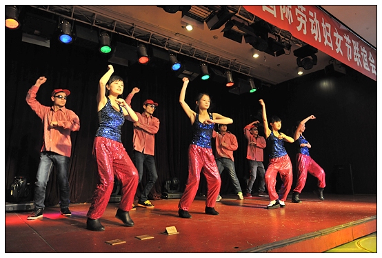 ����ѧԺ����ٰ���ף���˹��ʸ�Ů�������