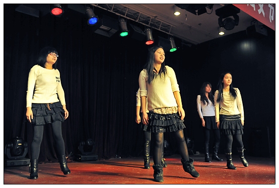 ����ѧԺ����ٰ���ף���˹��ʸ�Ů�������