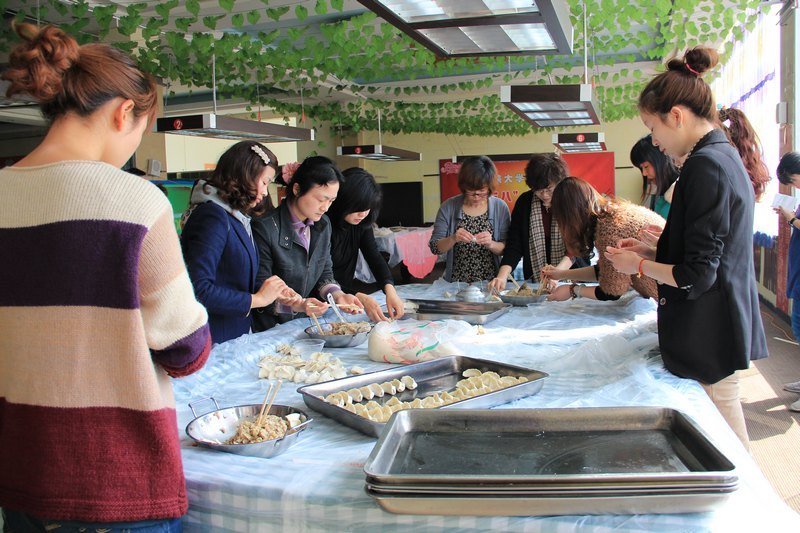 三峡大学科技学院举行庆“三八”包饺子比赛
