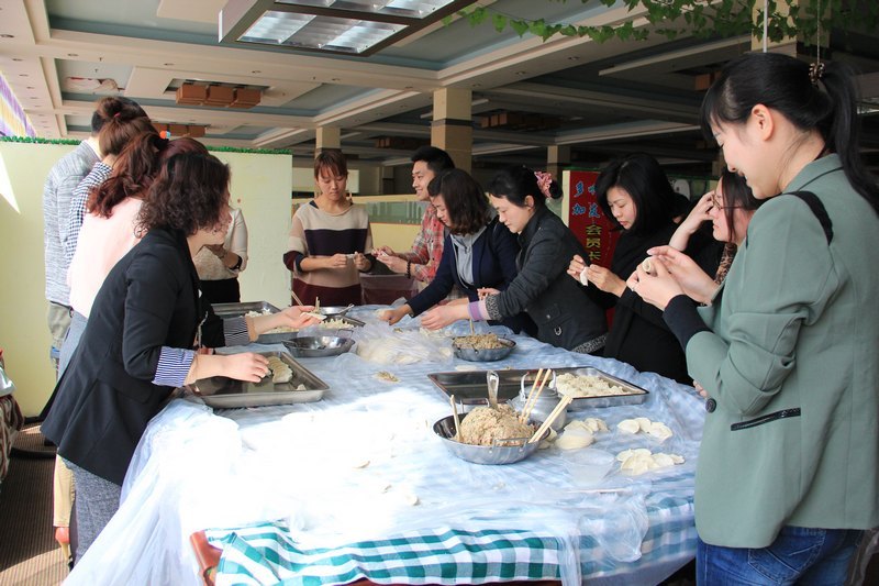 三峡大学科技学院举行庆“三八”包饺子比赛