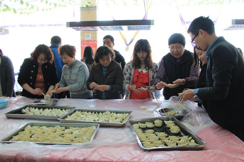 三峡大学科技学院举行庆“三八”包饺子比赛