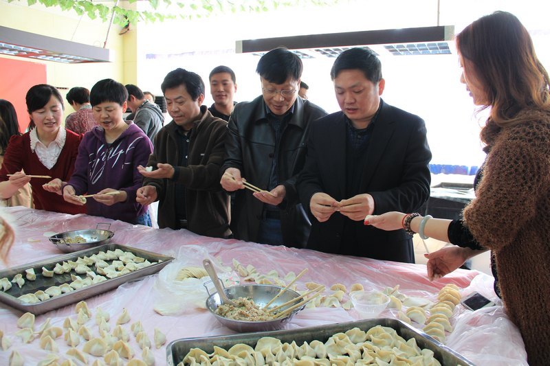 三峡大学科技学院举行庆“三八”包饺子比赛