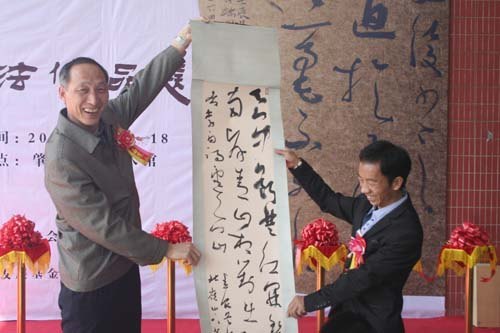 马升龙同学书法展:书墨香飘显神韵 砚都情浓谢师恩