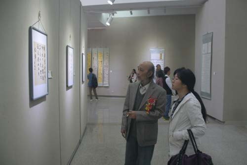 马升龙同学书法展:书墨香飘显神韵 砚都情浓谢师恩