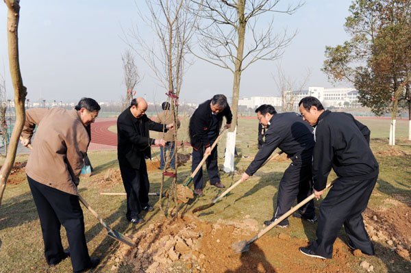 黄山学院开展植树活动