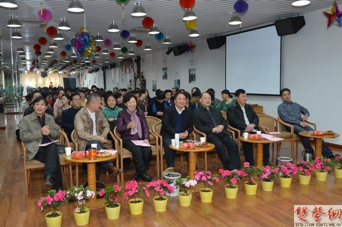 �Ͼ�����ѧԺ�ٰ���������ף�����ˡ������Ͷ���Ů��