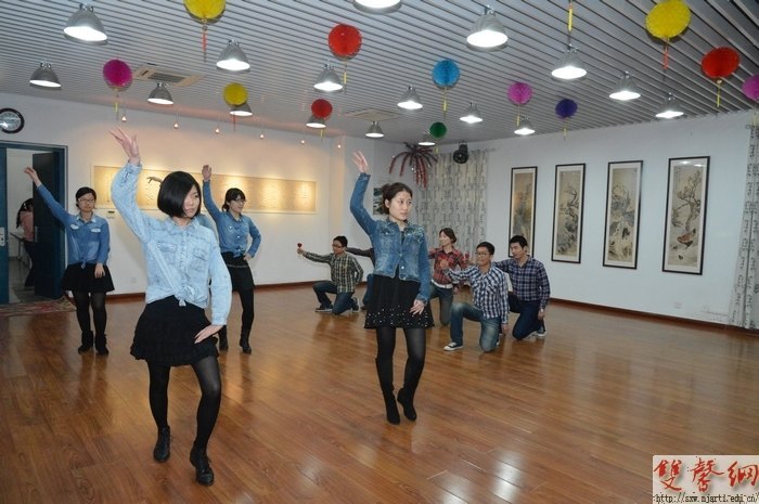 �Ͼ�����ѧԺ�ٰ���������ף�����ˡ������Ͷ���Ů��