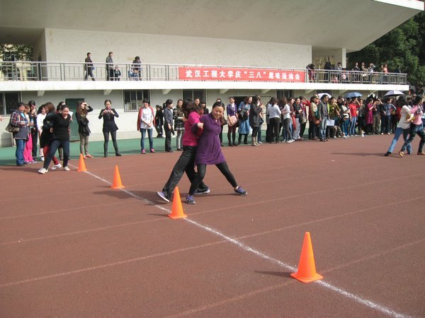 武汉工程大学举行庆“三八”趣味运动会