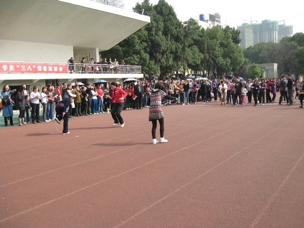 武汉工程大学举行庆“三八”趣味运动会