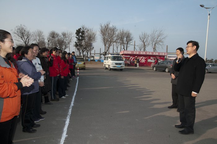 学校举行庆祝“三八”妇女节健身长跑活动