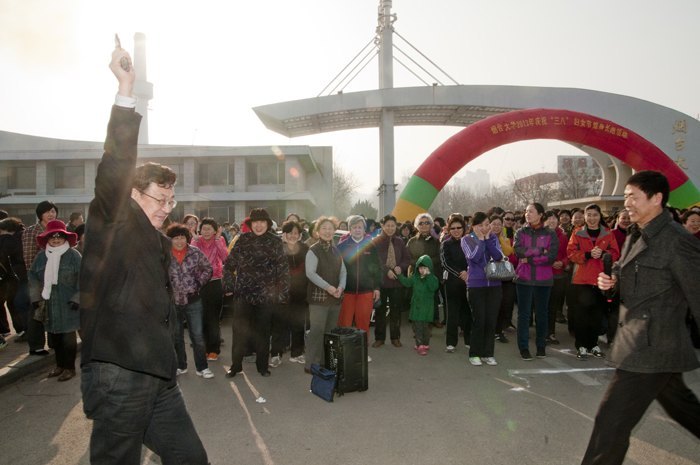 学校举行庆祝“三八”妇女节健身长跑活动