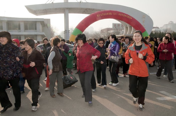 学校举行庆祝“三八”妇女节健身长跑活动