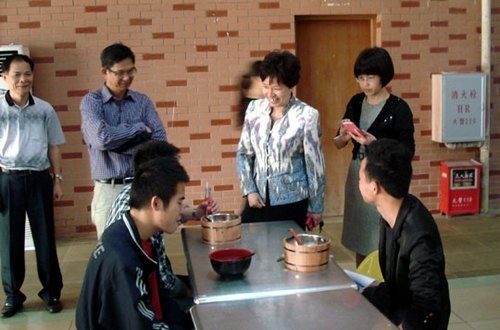 加强食堂管理 提高服务质量