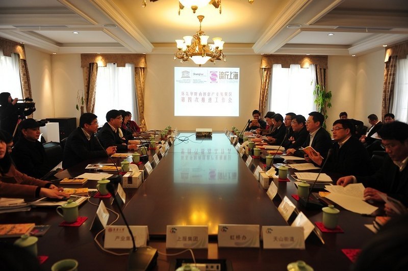 ������������ҫ��һ���붫����ѧ��ͬ�ƽ�������ʱ�д����ҵ����������(ͼ)