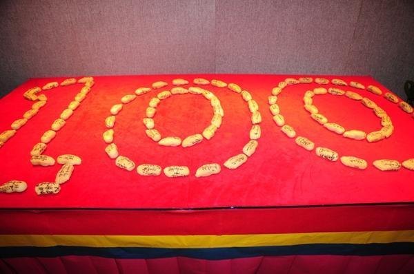 西藏班学生制作百只脚印泥雕献礼长师百年华诞