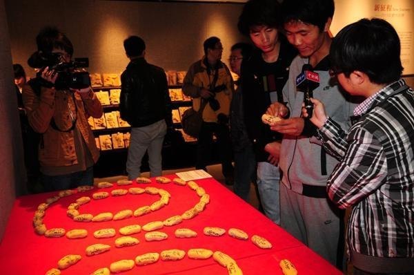 西藏班学生制作百只脚印泥雕献礼长师百年华诞