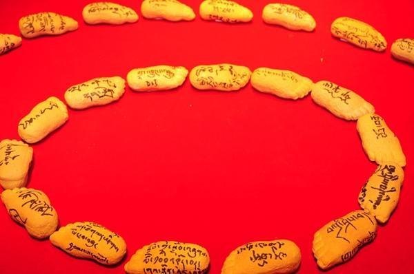 西藏班学生制作百只脚印泥雕献礼长师百年华诞