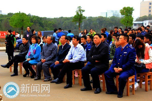 劲风中展现法律力量:湘潭市“3·15”系列活动进校园