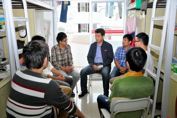 马国防书记看望受导学生